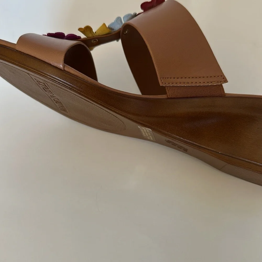 New Contesa taupe wedge summer slip on sandals with floral applique Sz 7M